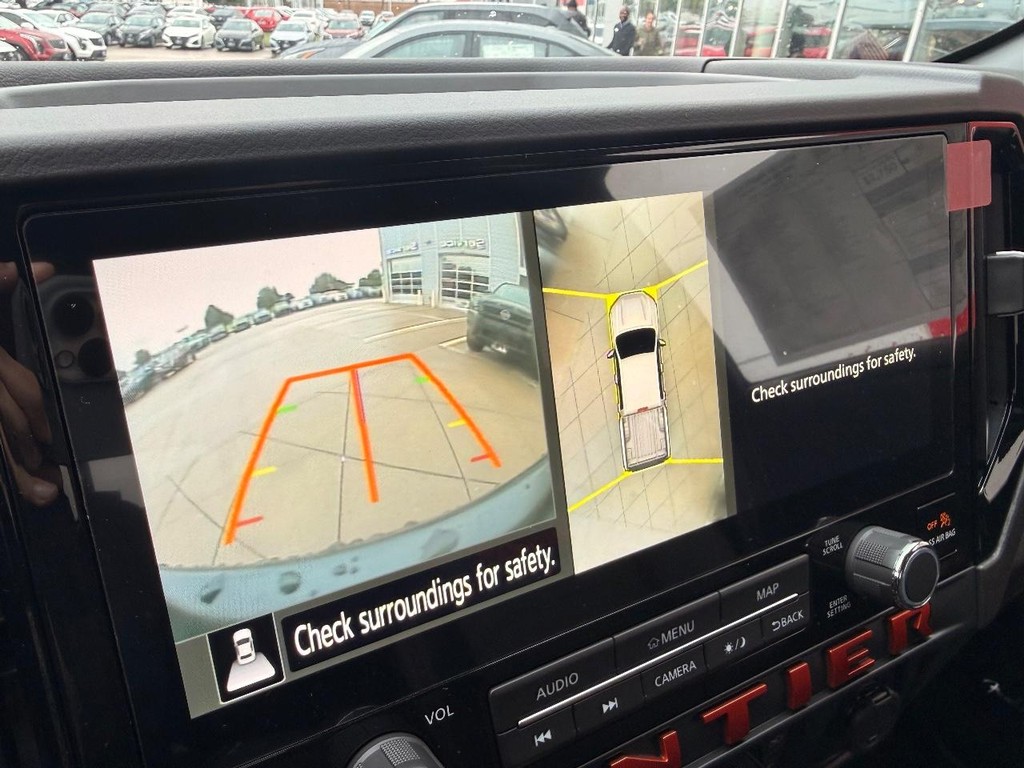 Nissan Frontier Vehicle Full-screen Gallery Image 02