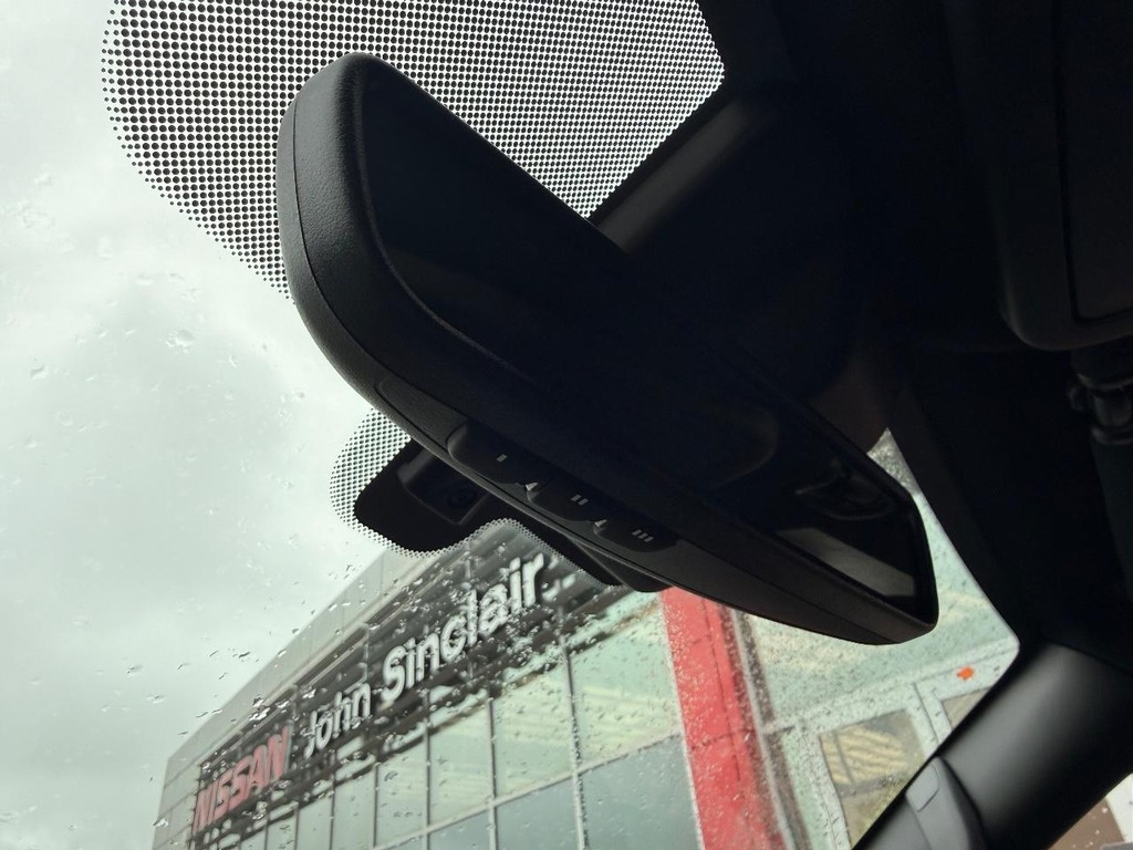 Nissan Frontier Vehicle Full-screen Gallery Image 04