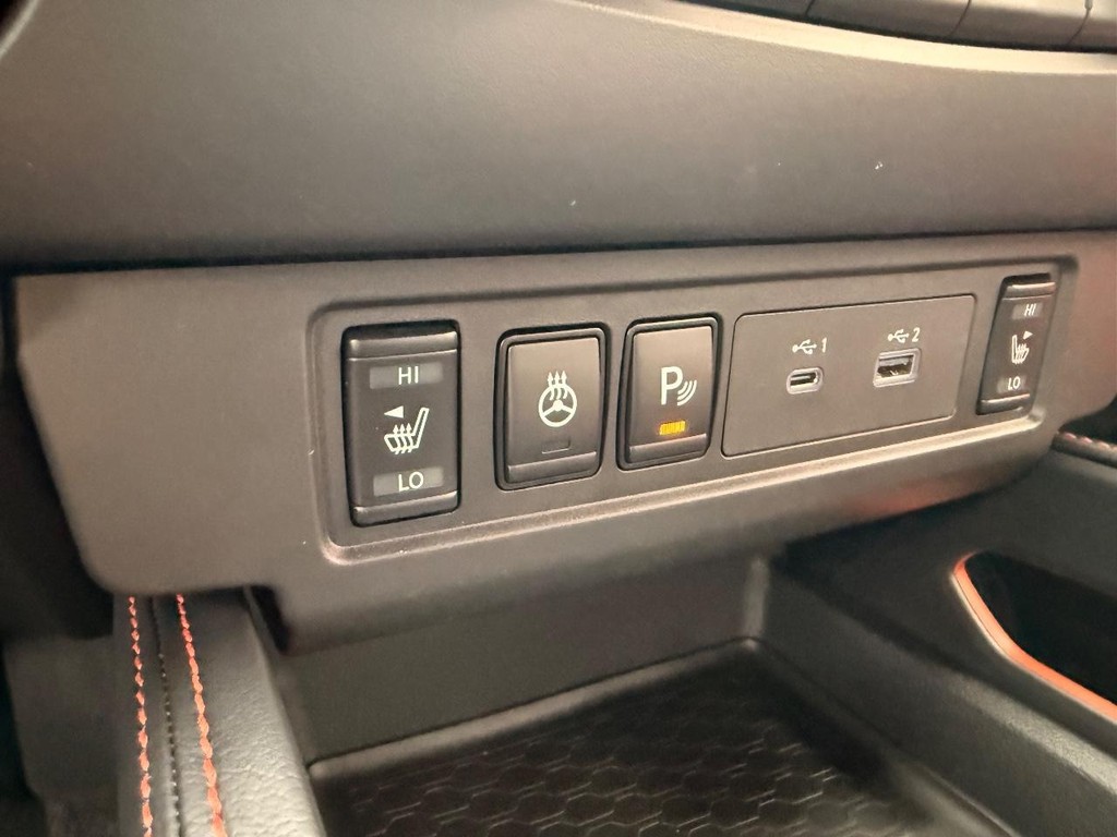 Nissan Frontier Vehicle Full-screen Gallery Image 06