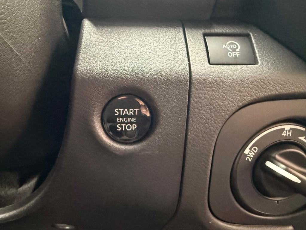 Nissan Frontier Vehicle Full-screen Gallery Image 07