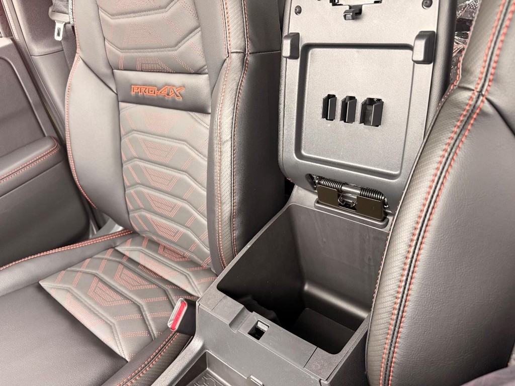 Nissan Frontier Vehicle Full-screen Gallery Image 09