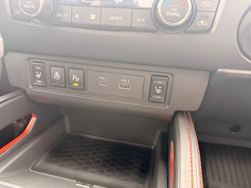 Nissan Frontier Vehicle Full-screen Gallery Image 11