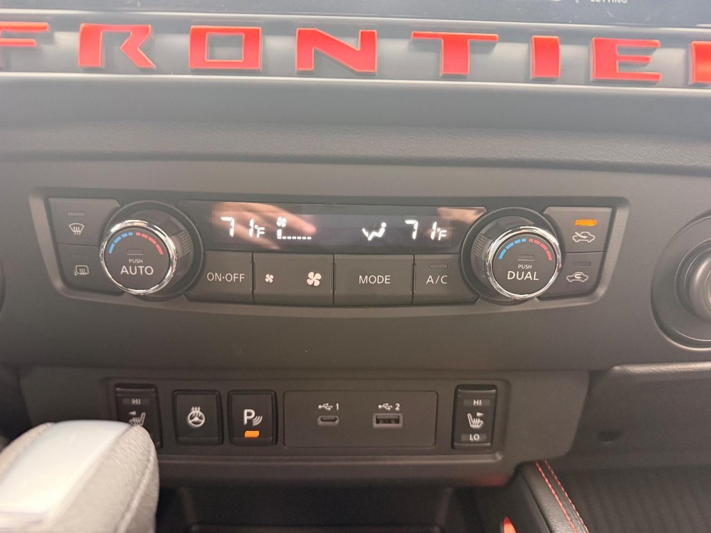 Nissan Frontier Vehicle Full-screen Gallery Image 12