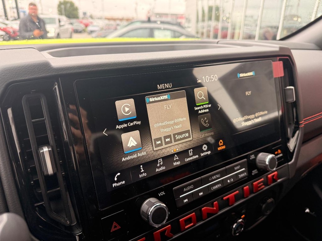 Nissan Frontier Vehicle Full-screen Gallery Image 13