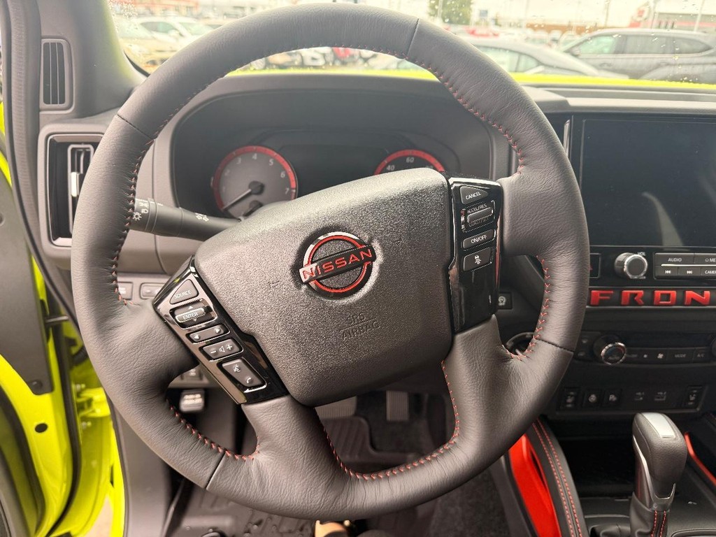 Nissan Frontier Vehicle Full-screen Gallery Image 15