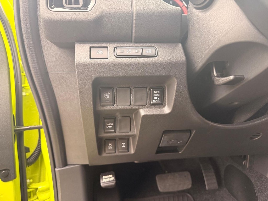 Nissan Frontier Vehicle Full-screen Gallery Image 16