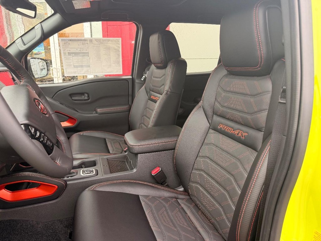 Nissan Frontier Vehicle Full-screen Gallery Image 17