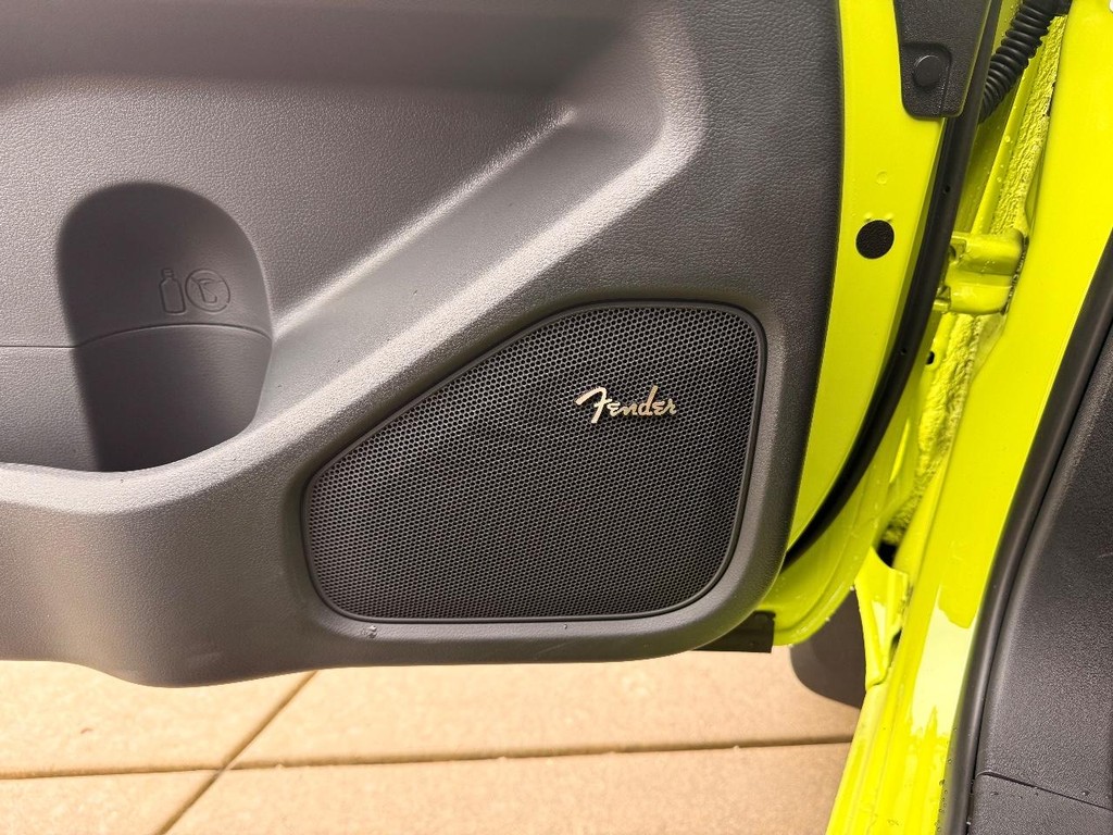 Nissan Frontier Vehicle Full-screen Gallery Image 18