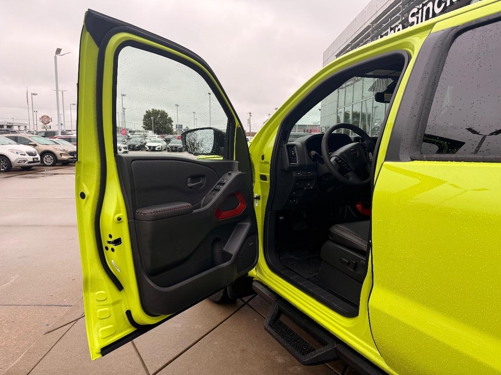 Nissan Frontier Vehicle Full-screen Gallery Image 19