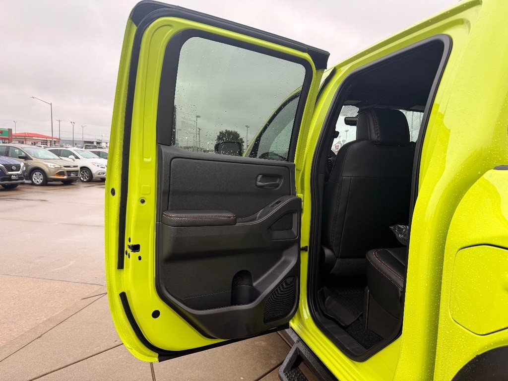 Nissan Frontier Vehicle Full-screen Gallery Image 21