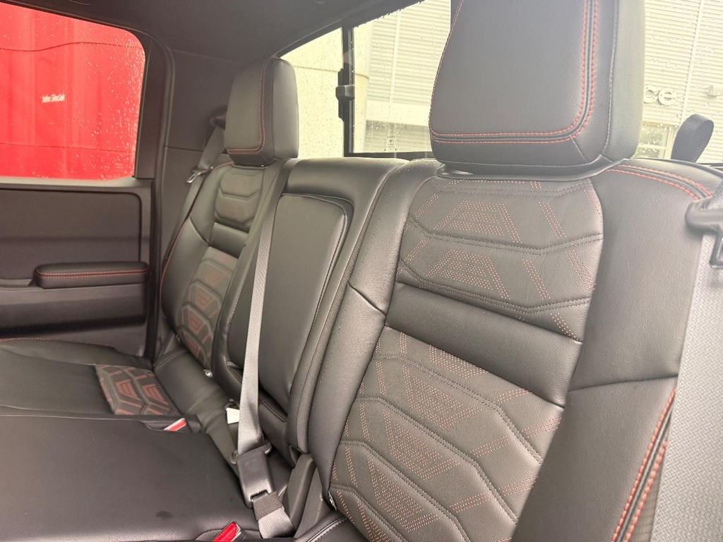 Nissan Frontier Vehicle Full-screen Gallery Image 23