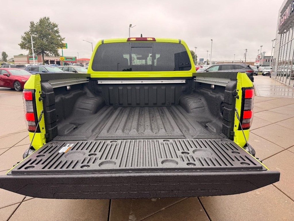 Nissan Frontier Vehicle Full-screen Gallery Image 24