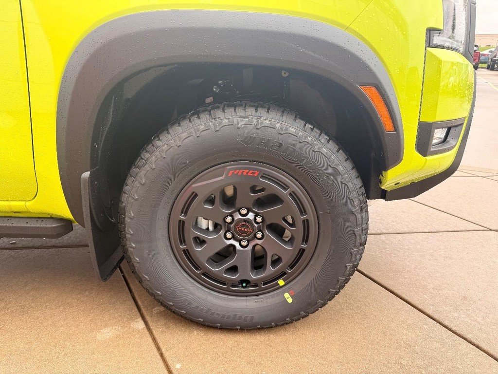 Nissan Frontier Vehicle Full-screen Gallery Image 25