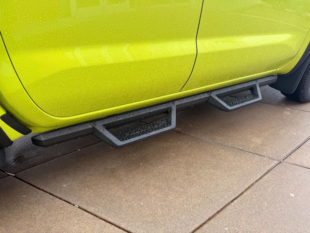 Nissan Frontier Vehicle Full-screen Gallery Image 26