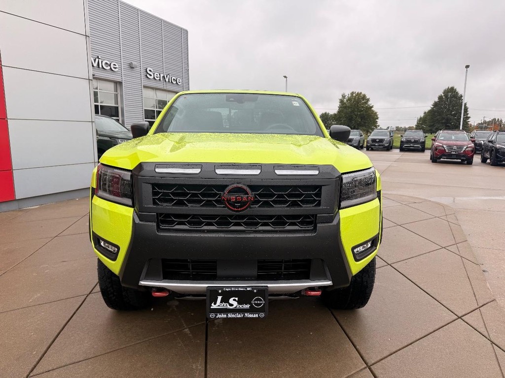 Nissan Frontier Vehicle Full-screen Gallery Image 27