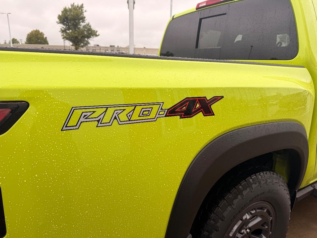 Nissan Frontier Vehicle Full-screen Gallery Image 28