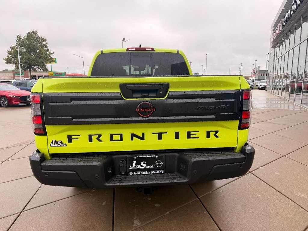 Nissan Frontier Vehicle Full-screen Gallery Image 29