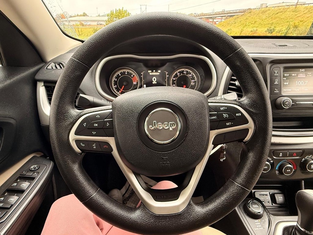 Jeep Cherokee Vehicle Full-screen Gallery Image 12