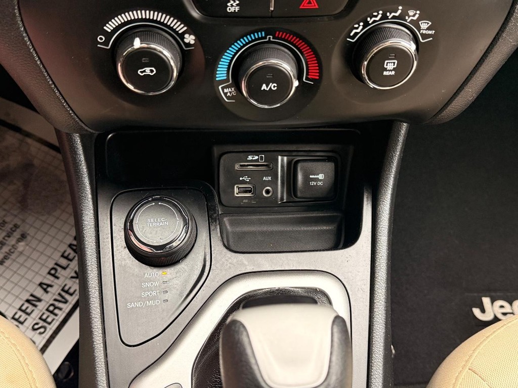 Jeep Cherokee Vehicle Full-screen Gallery Image 15