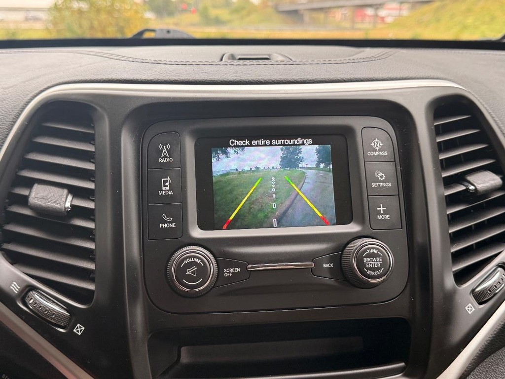 Jeep Cherokee Vehicle Full-screen Gallery Image 16