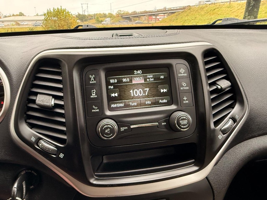 Jeep Cherokee Vehicle Full-screen Gallery Image 17