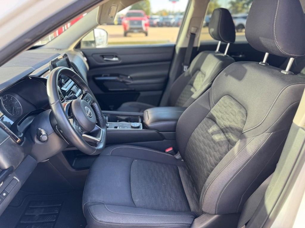 Nissan Pathfinder Vehicle Full-screen Gallery Image 03