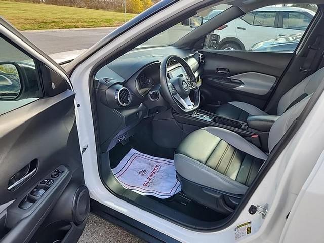 Nissan Kicks Vehicle Full-screen Gallery Image 03