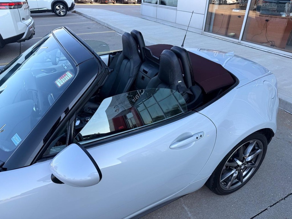 Mazda MX-5 Miata Vehicle Full-screen Gallery Image 03
