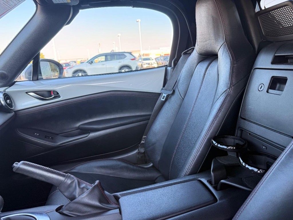 Mazda MX-5 Miata Vehicle Full-screen Gallery Image 04