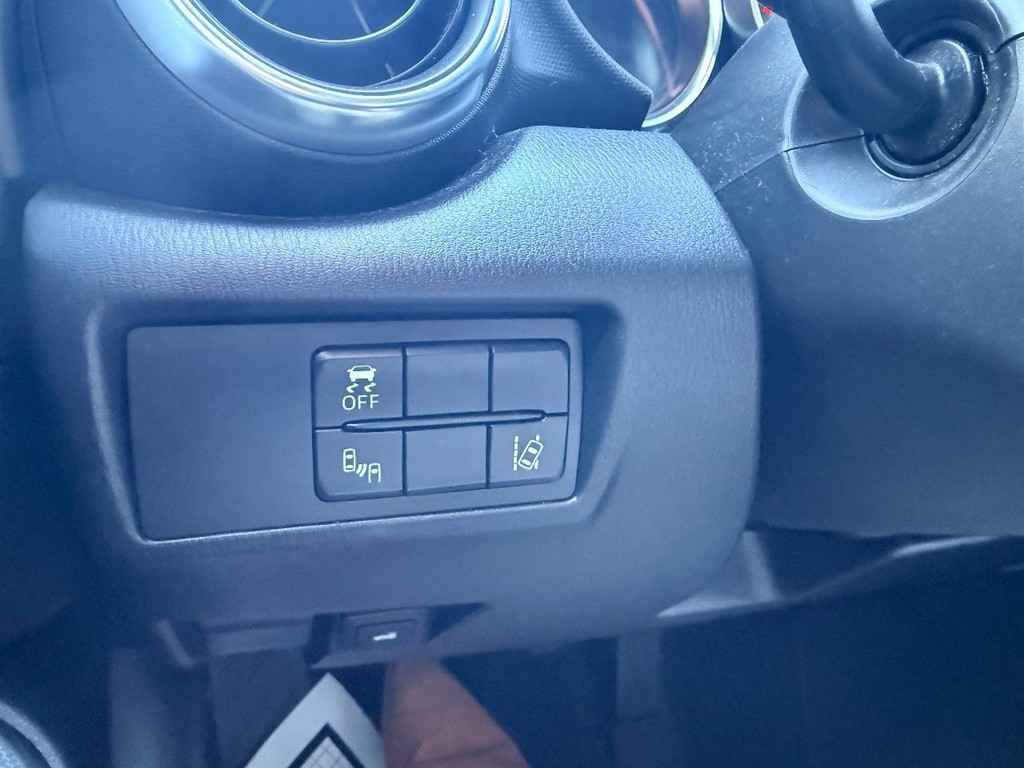 Mazda MX-5 Miata Vehicle Full-screen Gallery Image 11