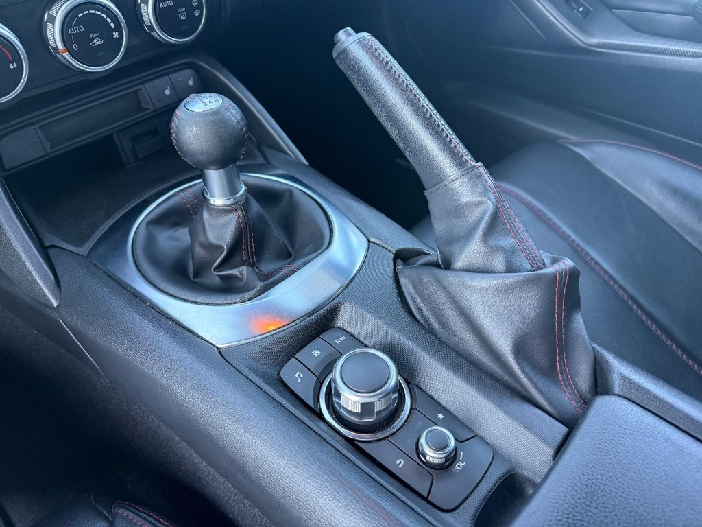 Mazda MX-5 Miata Vehicle Full-screen Gallery Image 14