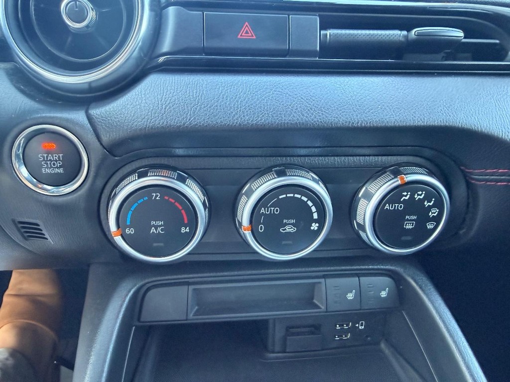 Mazda MX-5 Miata Vehicle Full-screen Gallery Image 16