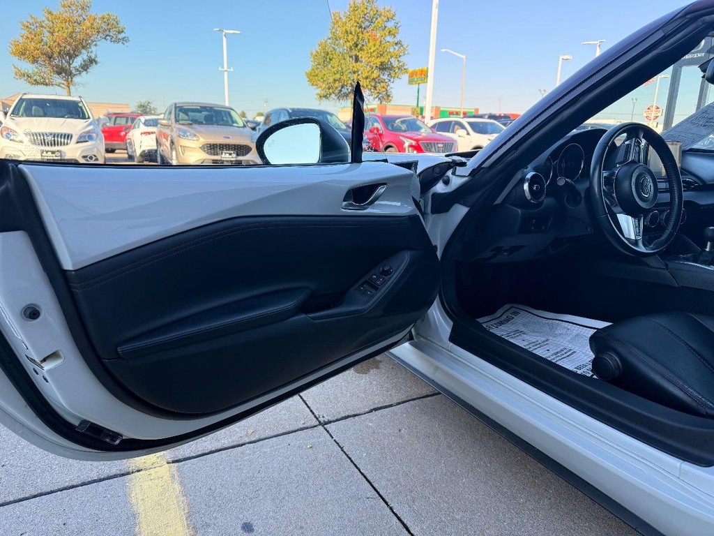 Mazda MX-5 Miata Vehicle Full-screen Gallery Image 18