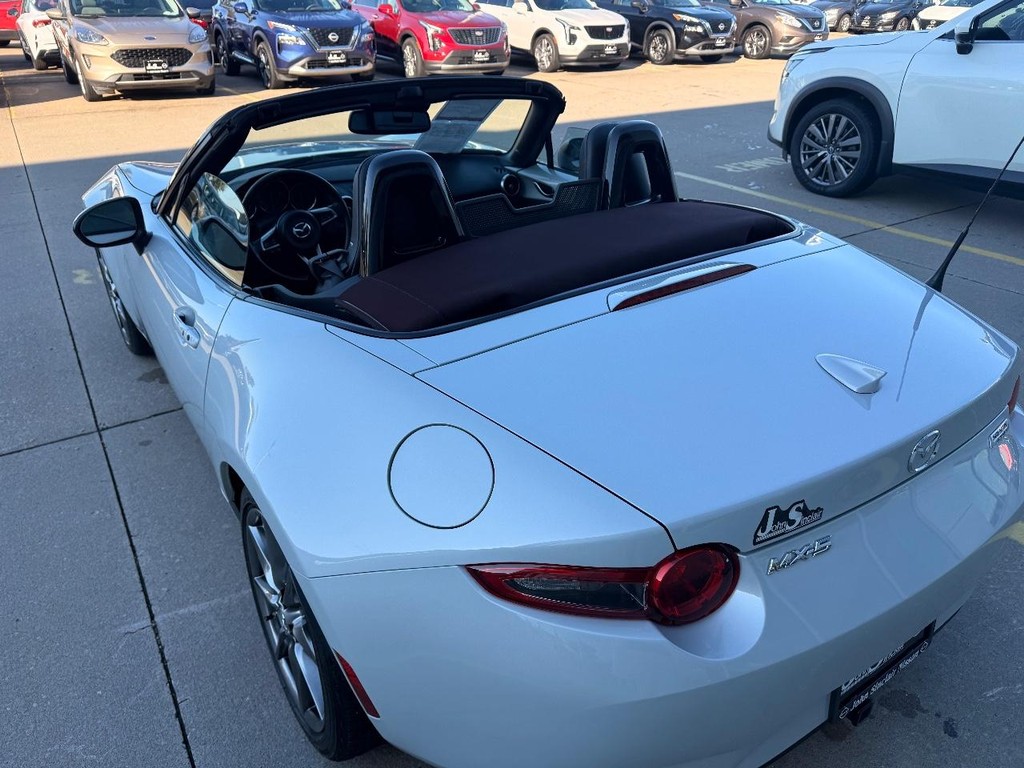 Mazda MX-5 Miata Vehicle Full-screen Gallery Image 19