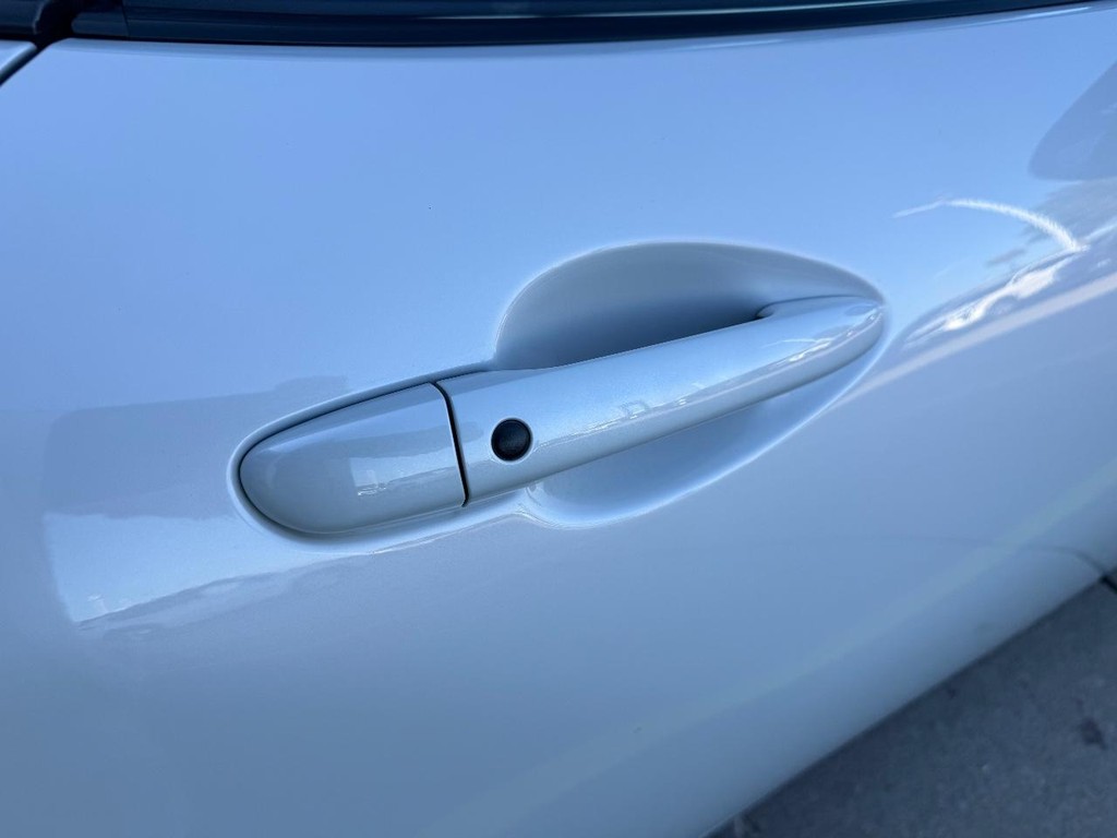 Mazda MX-5 Miata Vehicle Full-screen Gallery Image 21