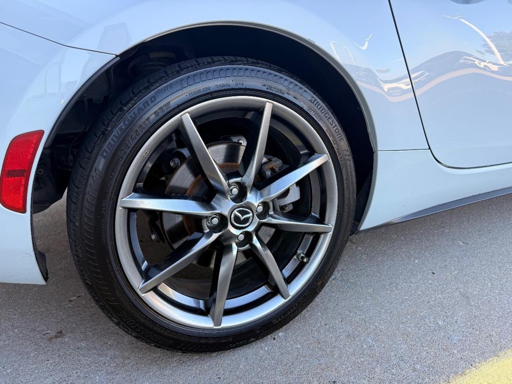 Mazda MX-5 Miata Vehicle Full-screen Gallery Image 22