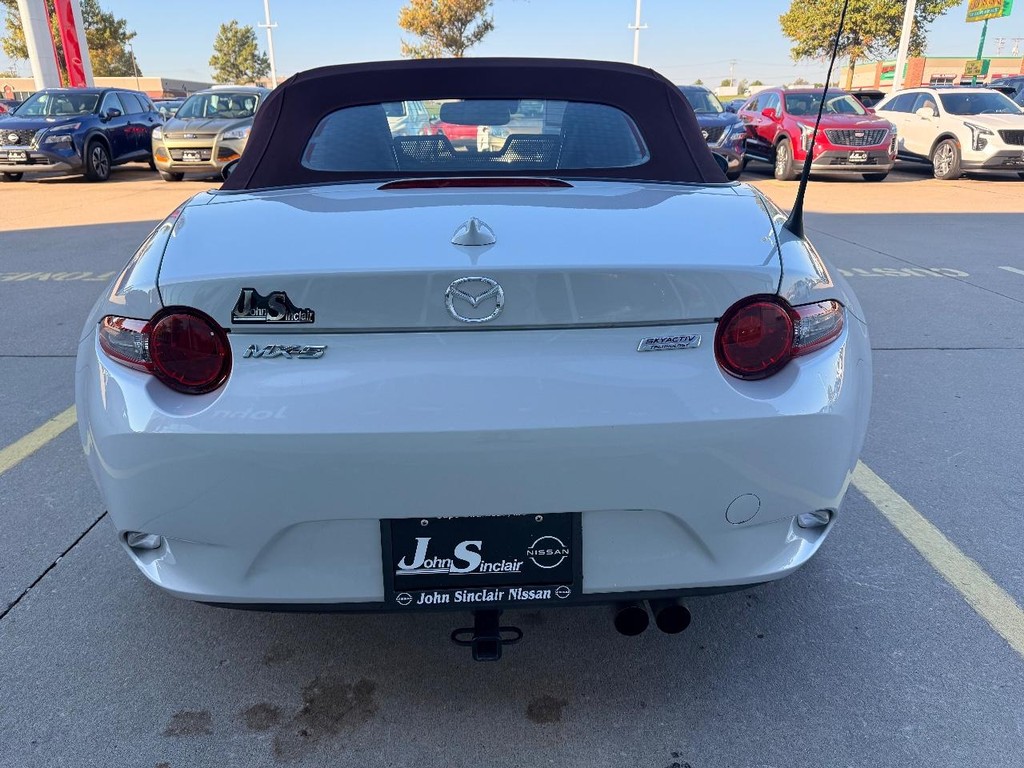 Mazda MX-5 Miata Vehicle Full-screen Gallery Image 24