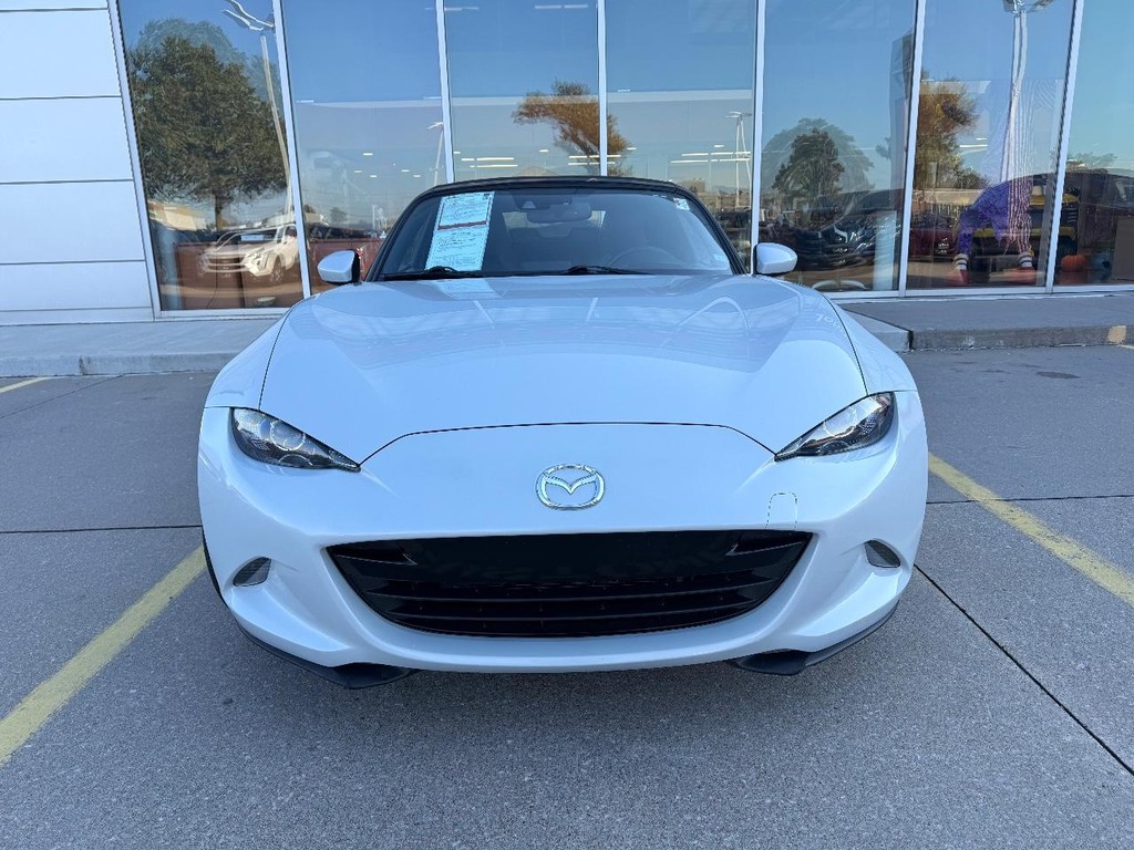 Mazda MX-5 Miata Vehicle Full-screen Gallery Image 25