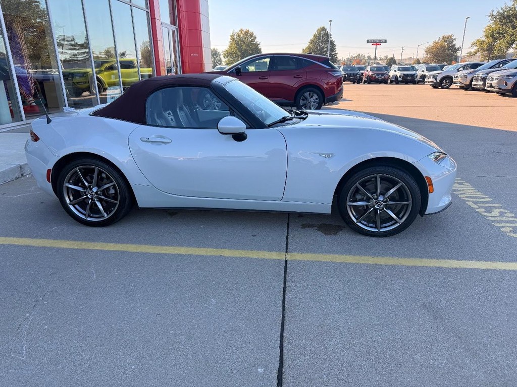 Mazda MX-5 Miata Vehicle Full-screen Gallery Image 26