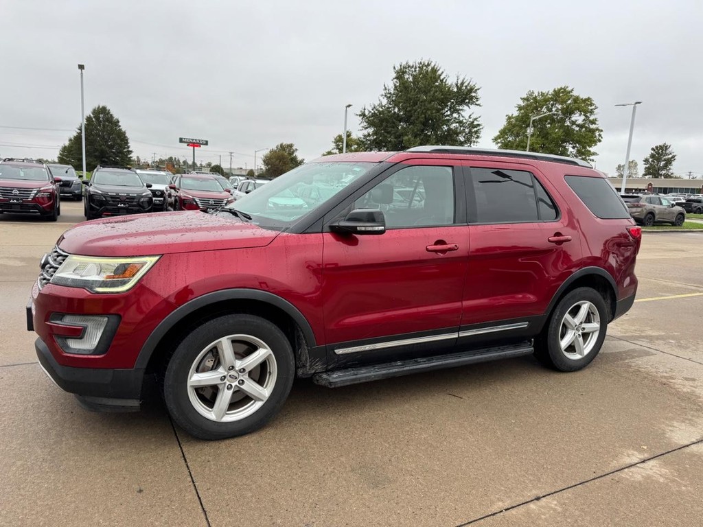 Ford Explorer Vehicle Full-screen Gallery Image 02