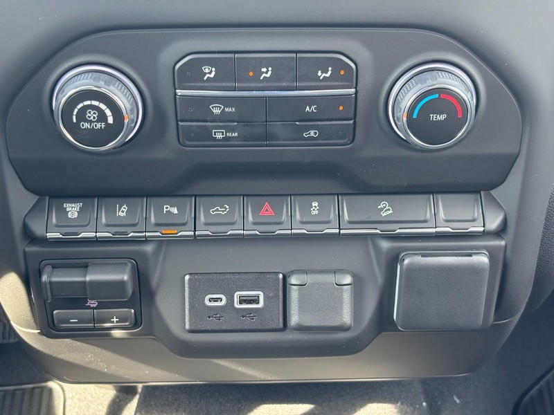 Chevrolet Silverado 2500HD Vehicle Image 11