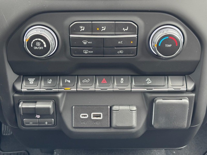 Chevrolet Silverado 2500HD Vehicle Image 11