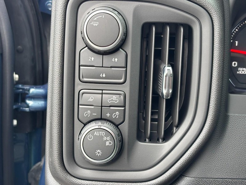 Chevrolet Silverado 2500HD Vehicle Image 13