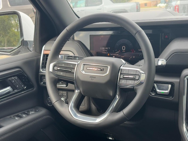 GMC Yukon Vehicle Image 10