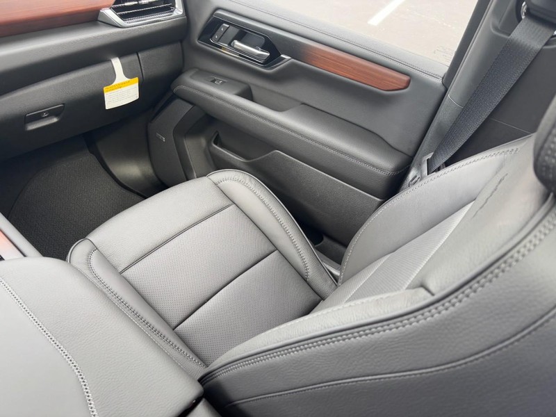 GMC Yukon Vehicle Image 12