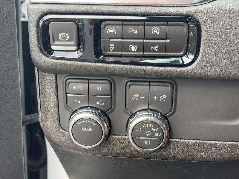 GMC Yukon Vehicle Image 13