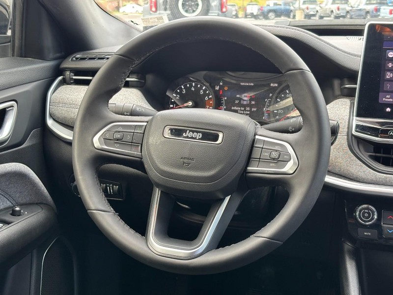 Jeep Compass Vehicle Image 12