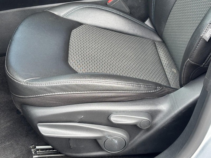 Jeep Compass Vehicle Image 24