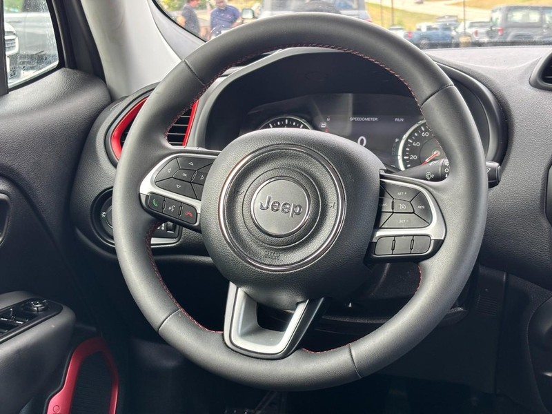 Jeep Renegade Vehicle Image 12