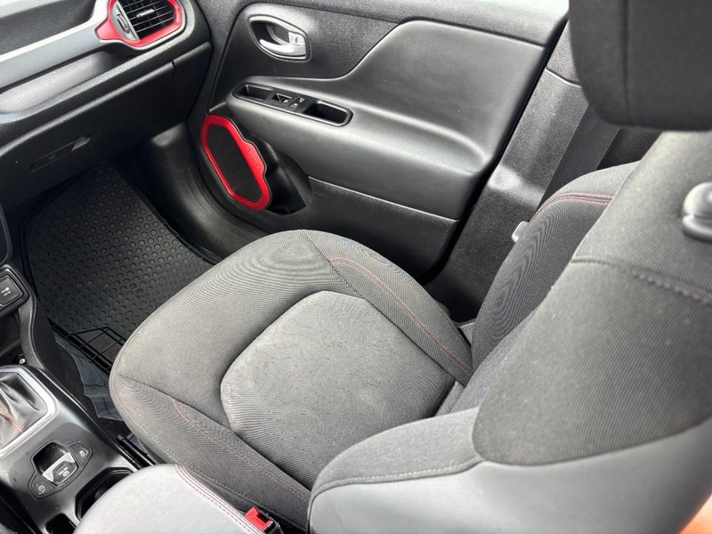 Jeep Renegade Vehicle Image 15